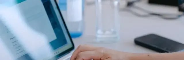 Hände an einem Laptop mit BLUEBIRD-Inhalten zum Download
