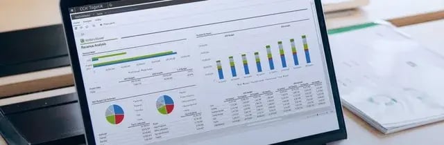 CPM-Software CCH Tagetik mit Umsatzanalyse auf einem Laptop